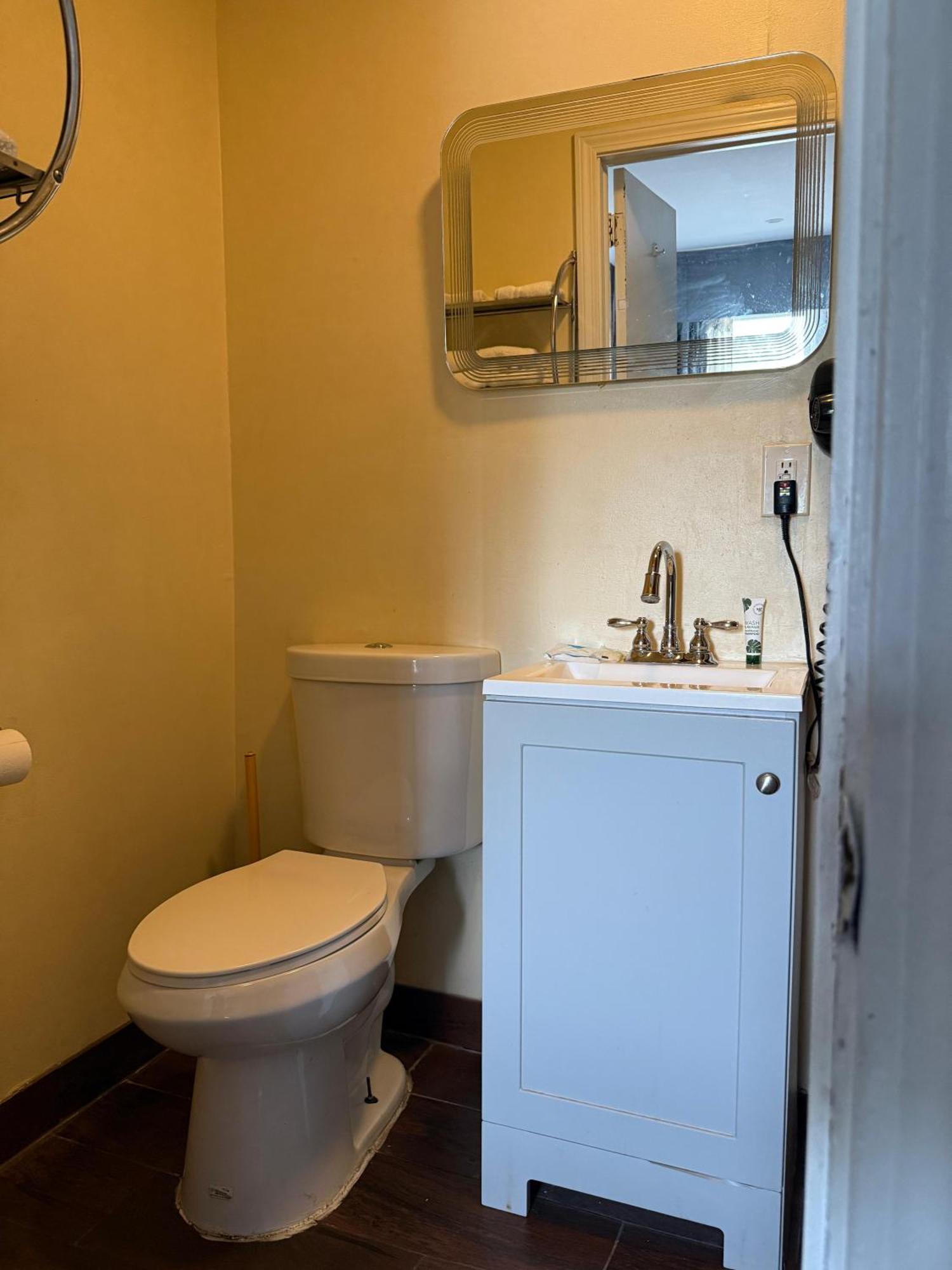 Hamilton Inn Стърбридж Екстериор снимка