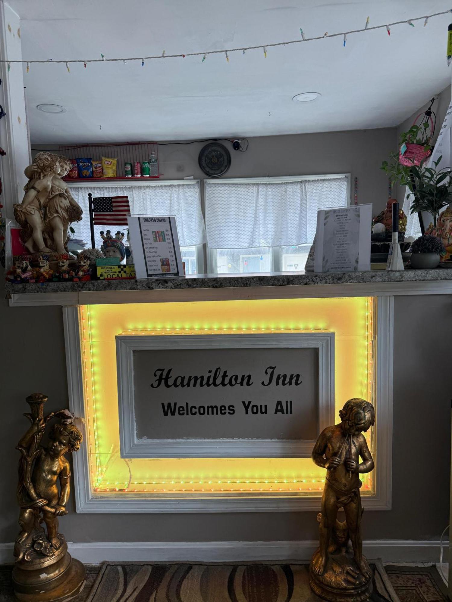 Hamilton Inn Стърбридж Екстериор снимка