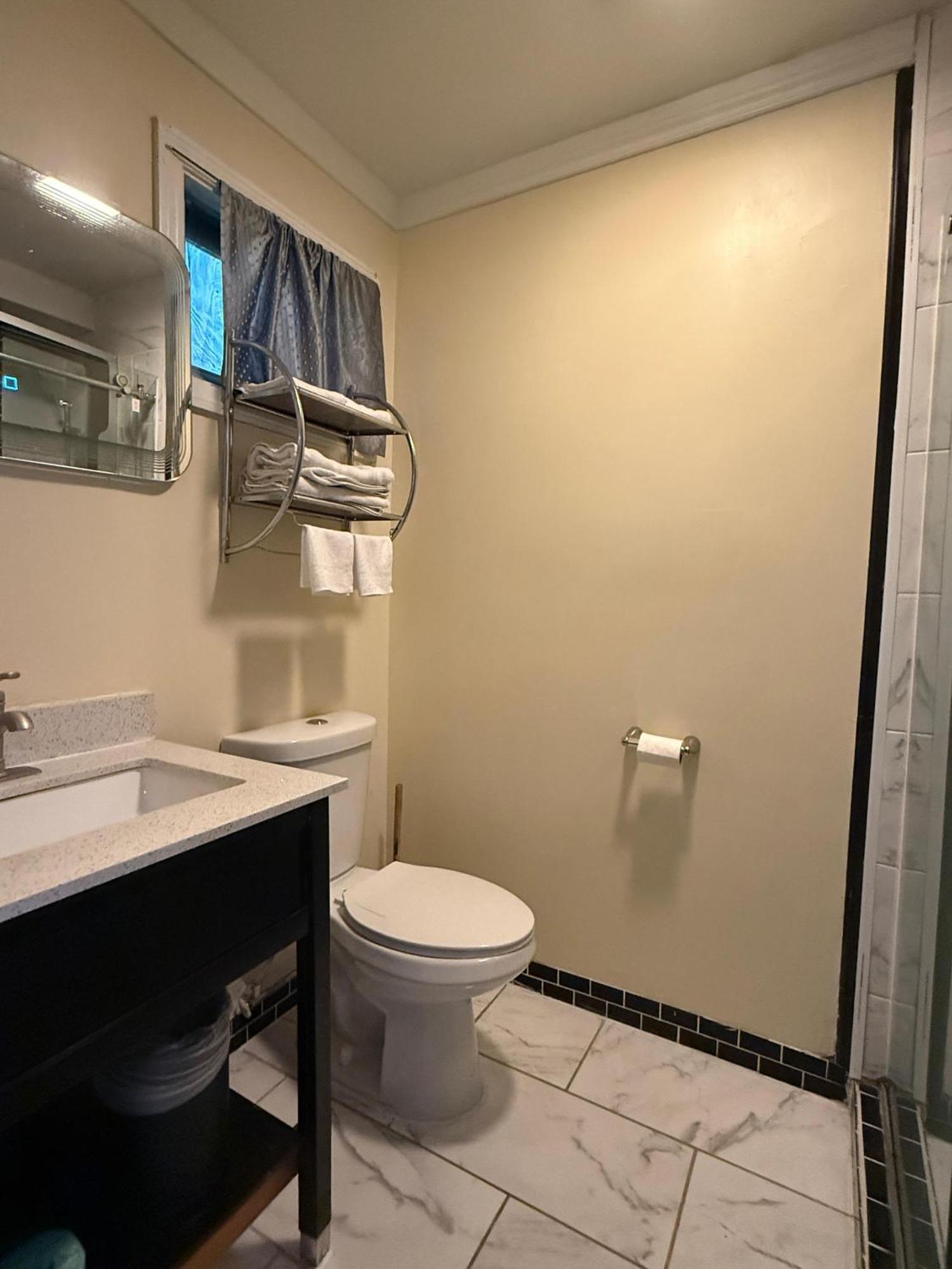 Hamilton Inn Стърбридж Екстериор снимка