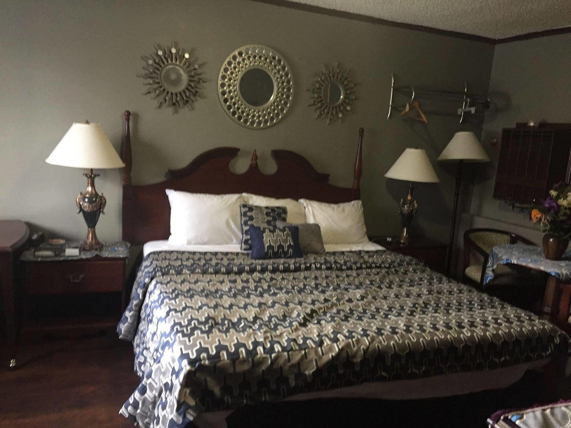 Hamilton Inn Стърбридж Екстериор снимка