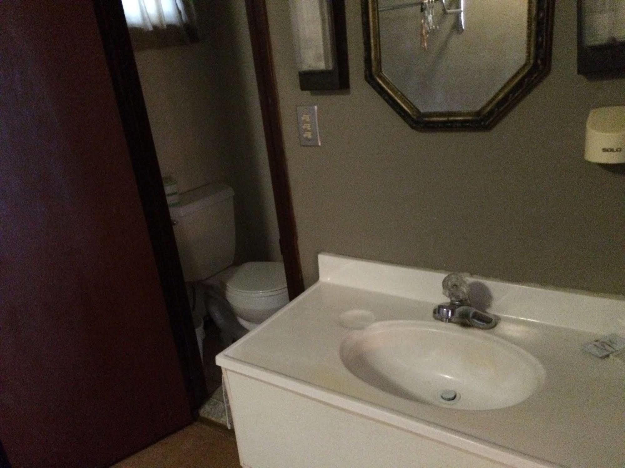 Hamilton Inn Стърбридж Екстериор снимка