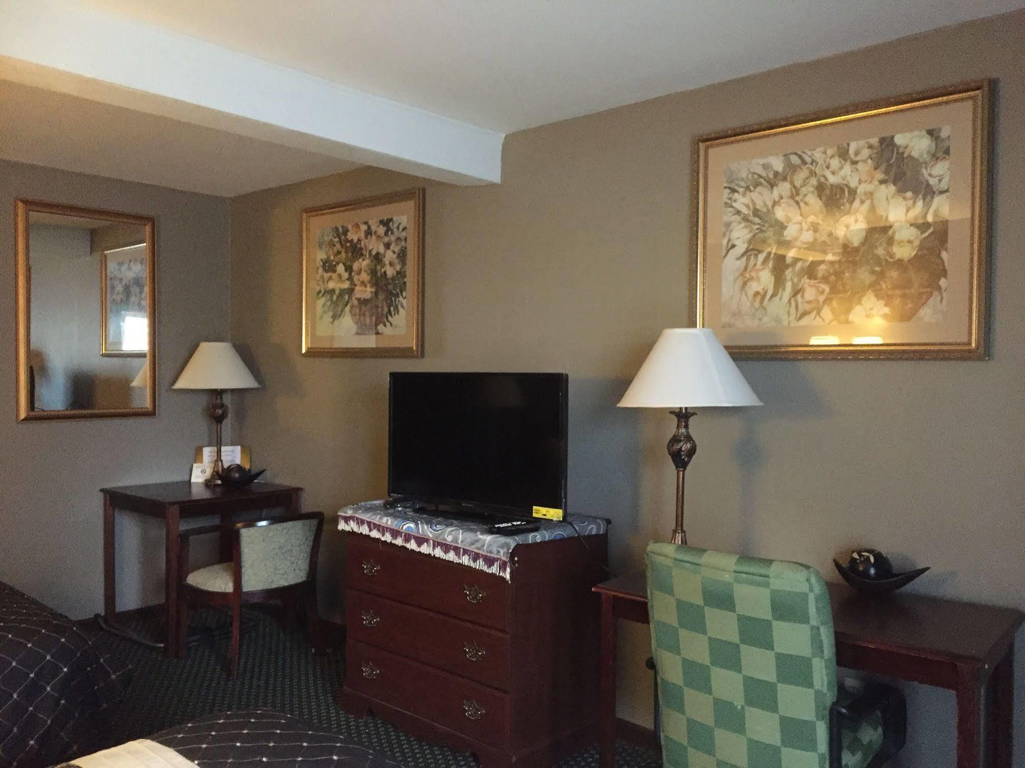 Hamilton Inn Стърбридж Екстериор снимка