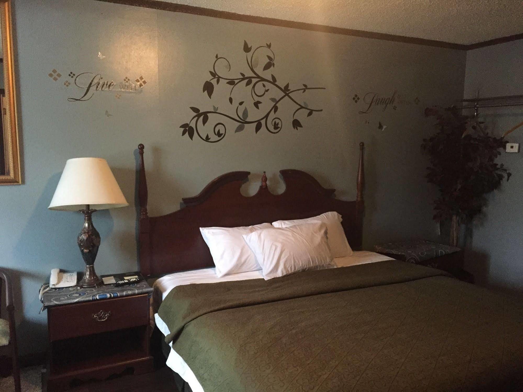 Hamilton Inn Стърбридж Екстериор снимка